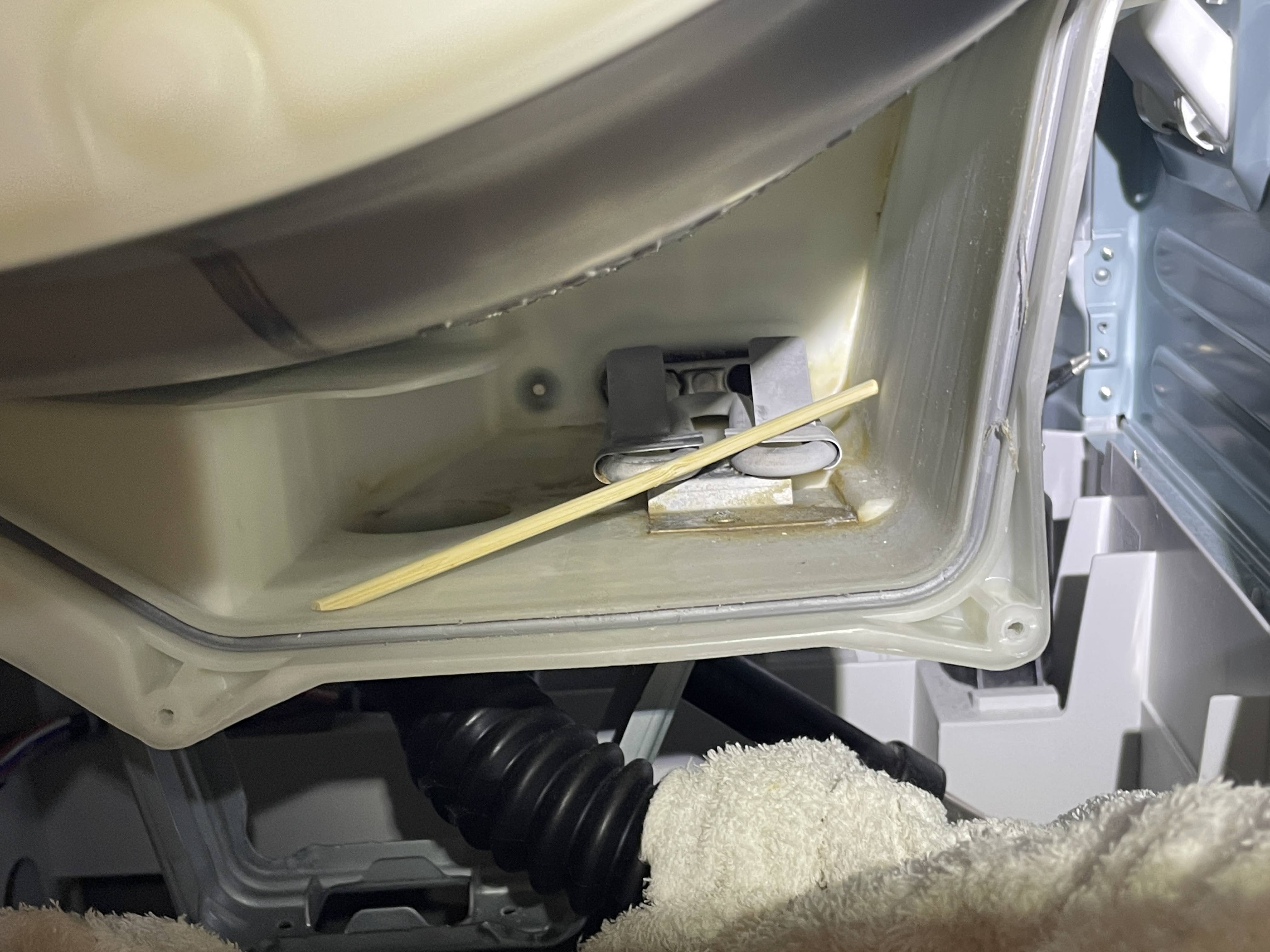 ドラム式洗濯機 分解クリーニング（△割りばしを誤って落としてしまっ